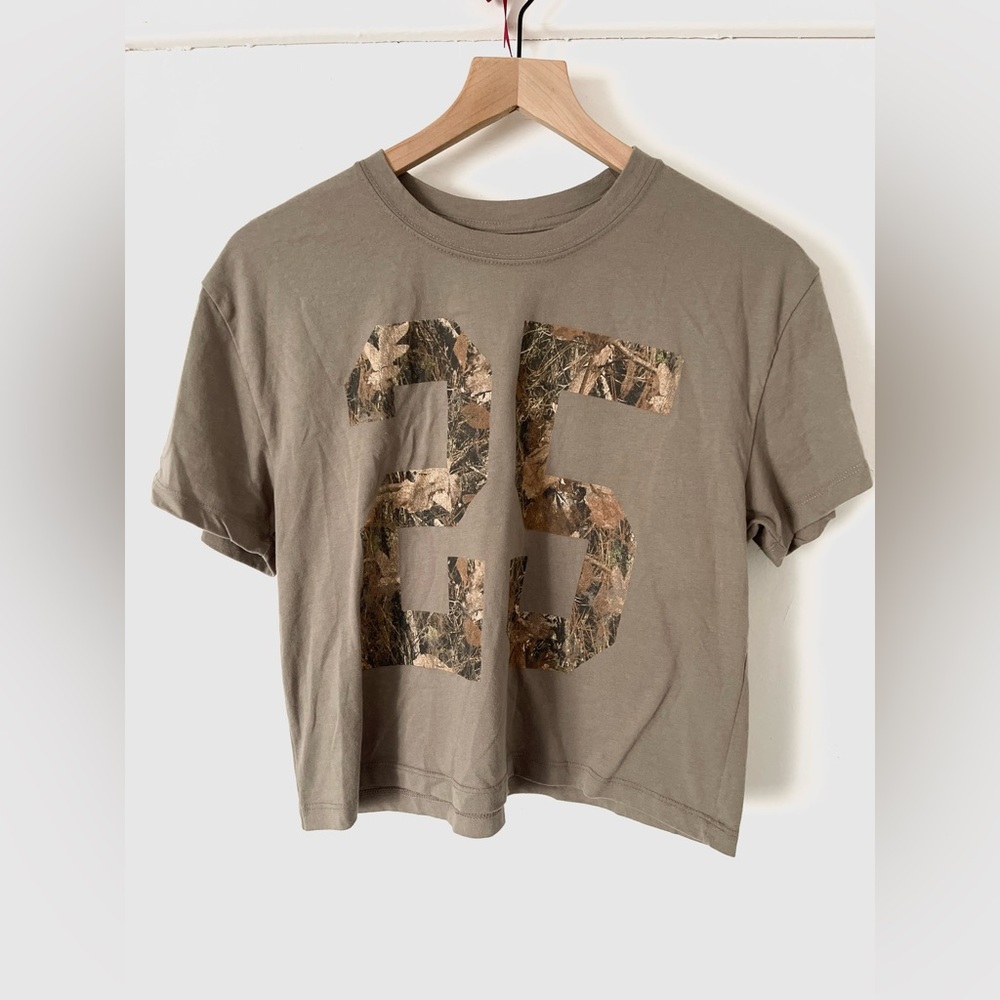 Vintage Threadz Gray Crop Tee Camouflage Graphic Size M  Casual Top Normcore